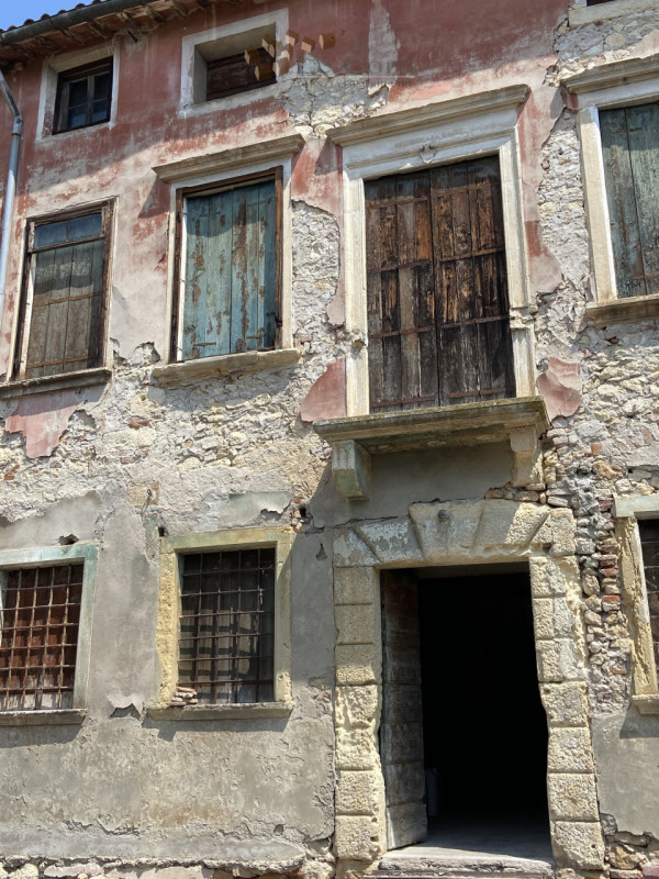 Scoprite questa signorile casa singola terratetto, ubicata in una posizione leggermente collinare...