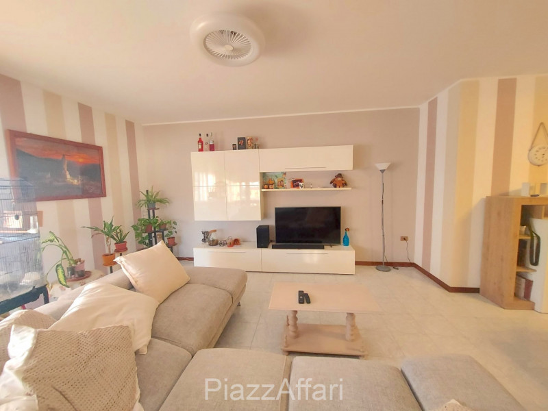 In centro paese, appartamento al secondo ed ultimo piano in contesto di 4 unità residenziali, car...