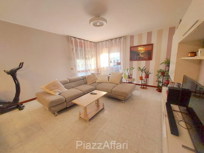 In centro paese, appartamento al secondo ed ultimo piano in contesto di 4 unità residenziali, car...