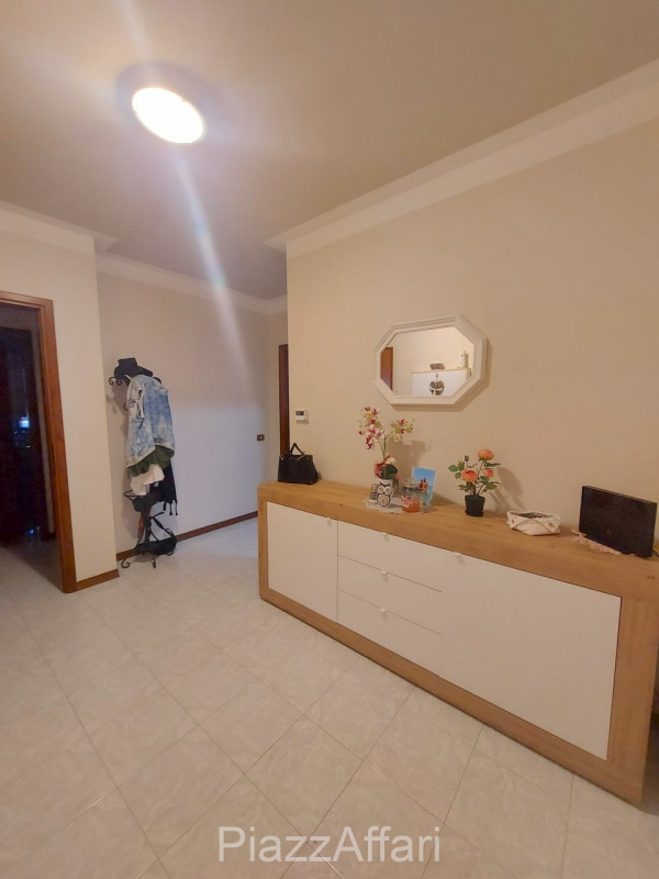 In centro paese, appartamento al secondo ed ultimo piano in contesto di 4 unità residenziali, car...