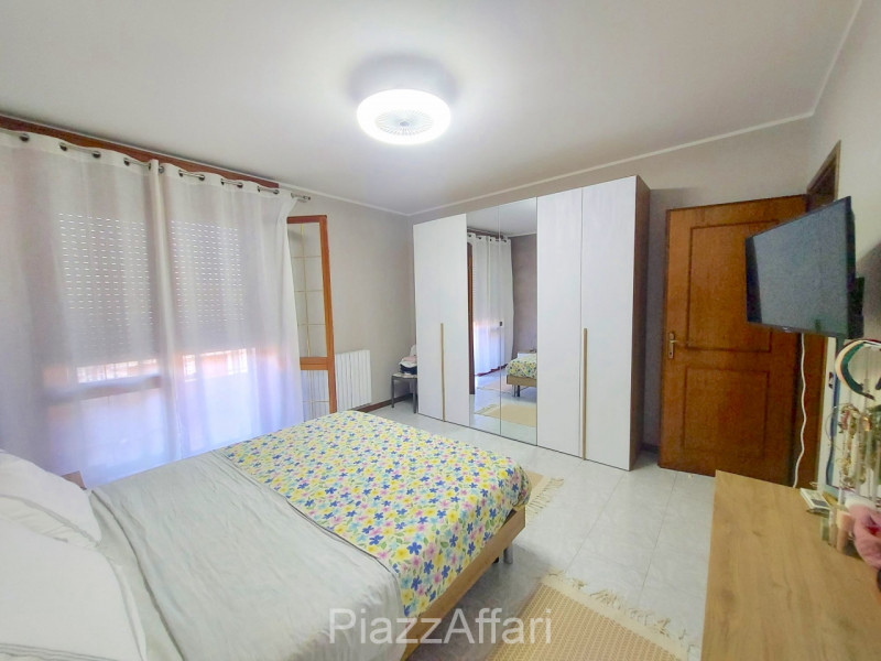 In centro paese, appartamento al secondo ed ultimo piano in contesto di 4 unità residenziali, car...