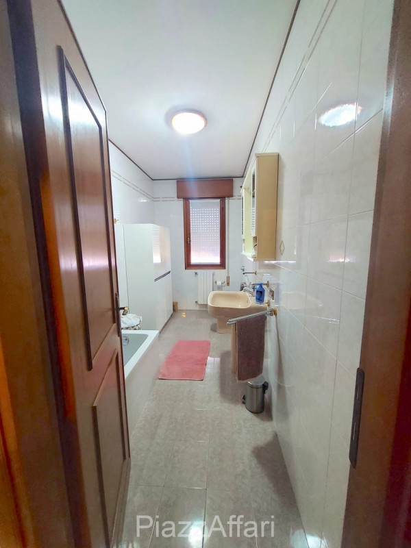 In centro paese, appartamento al secondo ed ultimo piano in contesto di 4 unità residenziali, car...