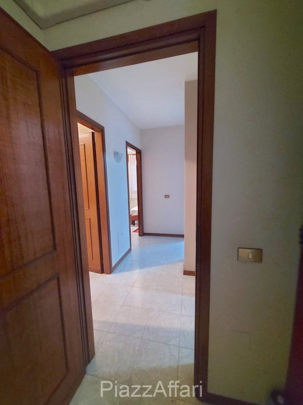 In centro paese, appartamento al secondo ed ultimo piano in contesto di 4 unità residenziali, car...