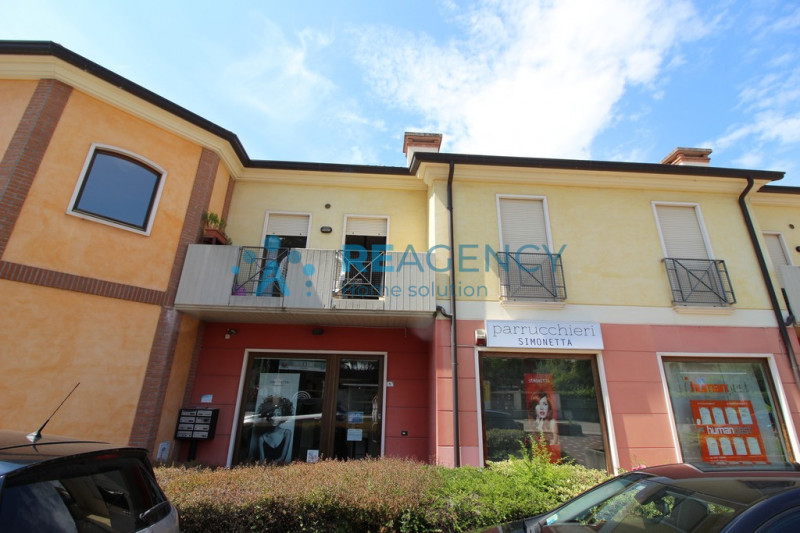 THIENE ZONA BOSCO
Sei alla ricerca di un locale commerciali con visibilità'?
Prezzo euro 800 mens...