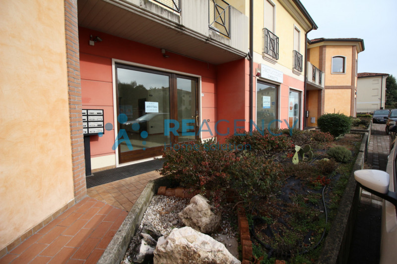 THIENE ZONA BOSCO
Sei alla ricerca di un locale commerciali con visibilità'?
Prezzo euro 800 mens...