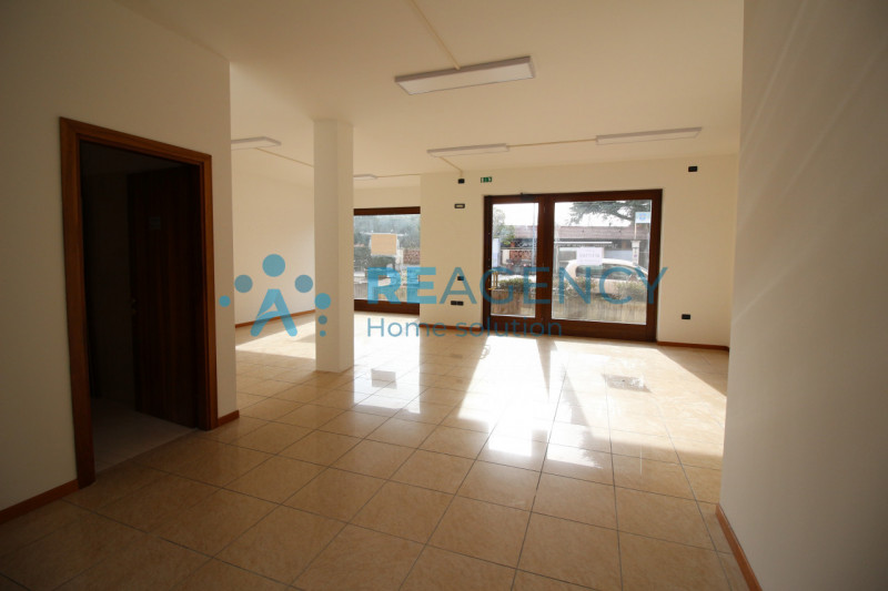 THIENE ZONA BOSCO
Sei alla ricerca di un locale commerciali con visibilità'?
Prezzo euro 800 mens...