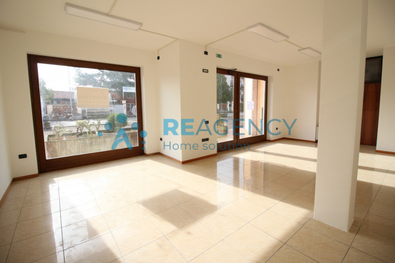 THIENE ZONA BOSCO
Sei alla ricerca di un locale commerciali con visibilità'?
Prezzo euro 800 mens...