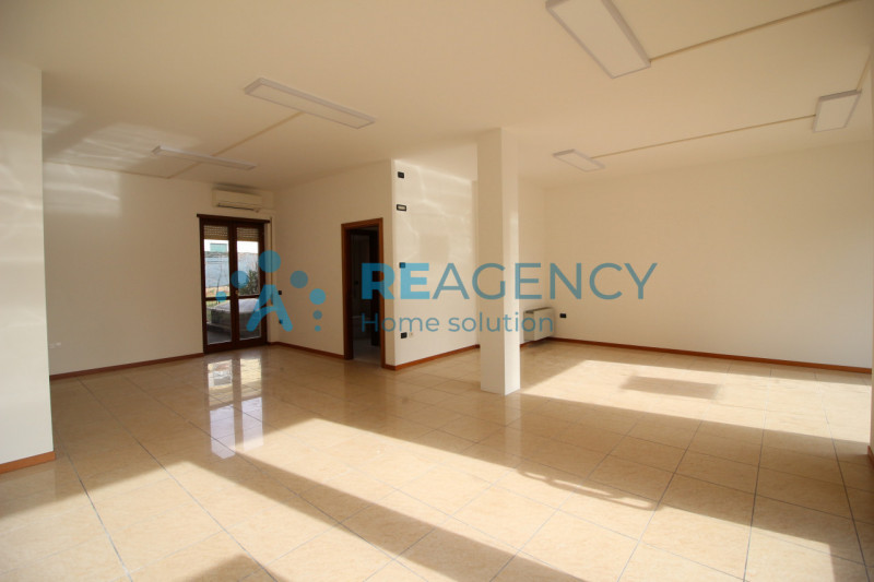 THIENE ZONA BOSCO
Sei alla ricerca di un locale commerciali con visibilità'?
Prezzo euro 800 mens...