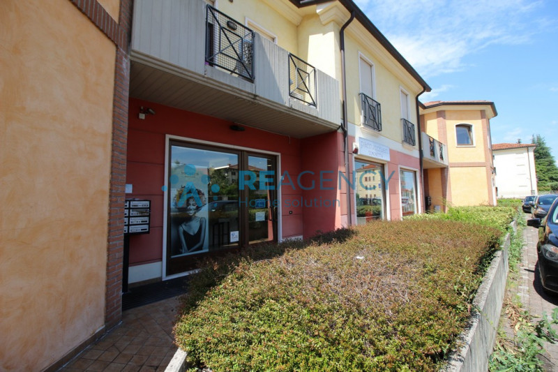 THIENE ZONA BOSCO
Sei alla ricerca di un locale commerciali con visibilità'?
Prezzo euro 800 mens...