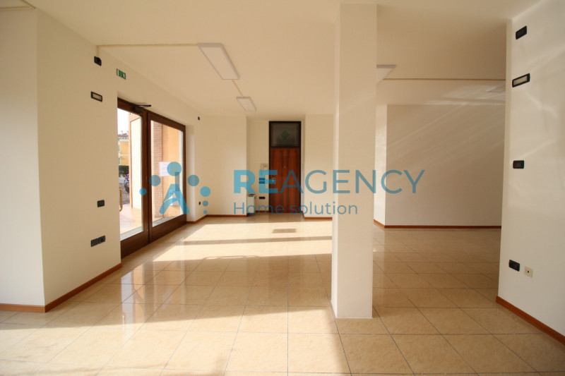 THIENE ZONA BOSCO
Sei alla ricerca di un locale commerciali con visibilità'?
Prezzo euro 800 mens...