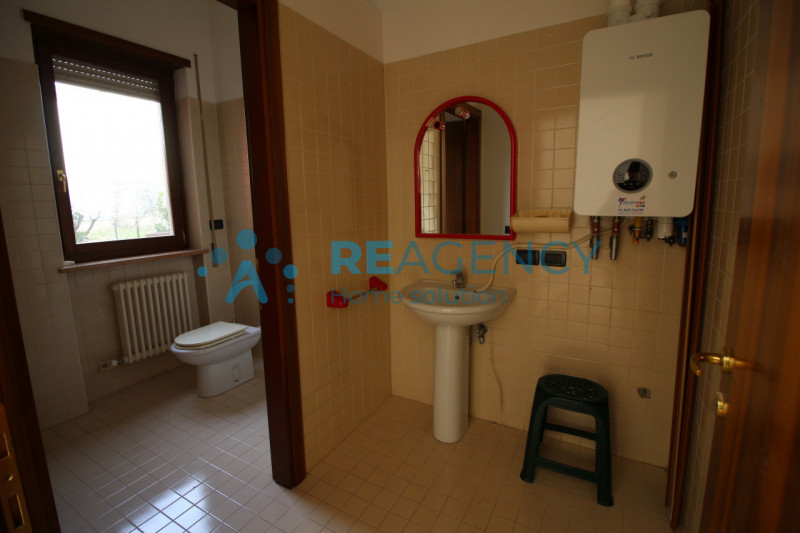 THIENE ZONA BOSCO
Sei alla ricerca di un locale commerciali con visibilità'?
Prezzo euro 800 mens...