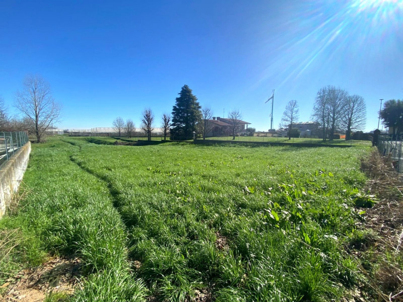 Proponiamo in vendita un terreno edificabile di 595 mq situato nel cuore del Comune di San Pietro...