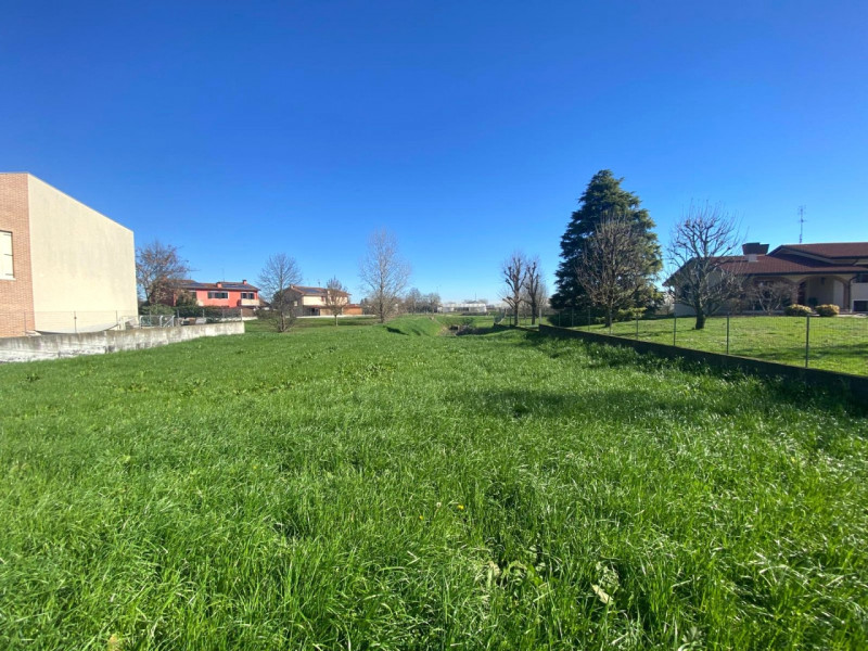 Proponiamo in vendita un terreno edificabile di 595 mq situato nel cuore del Comune di San Pietro...