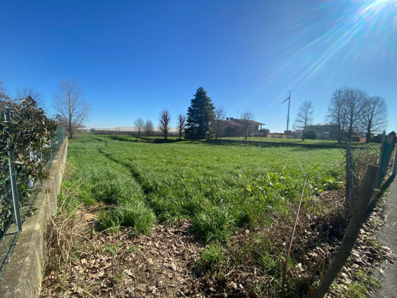 Proponiamo in vendita un terreno edificabile di 595 mq situato nel cuore del Comune di San Pietro...