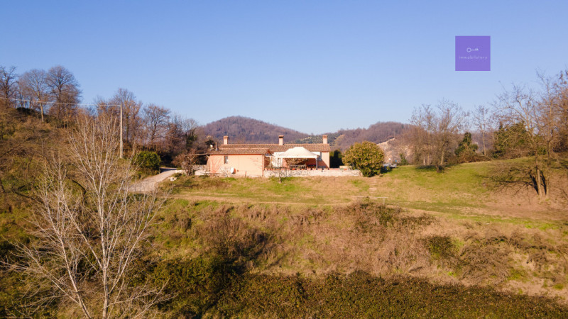 A Montegrotto Terme, sui Colli, c’è un tipo di casa che non si sceglie solo per i metri: si scegl...