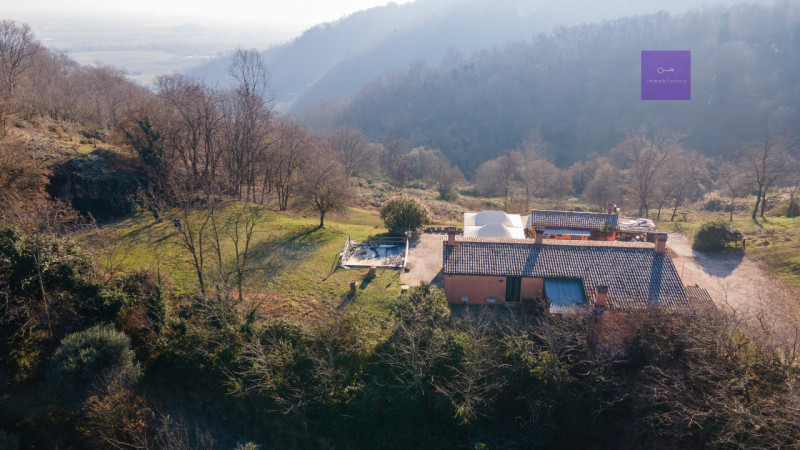 A Montegrotto Terme, sui Colli, c’è un tipo di casa che non si sceglie solo per i metri: si scegl...