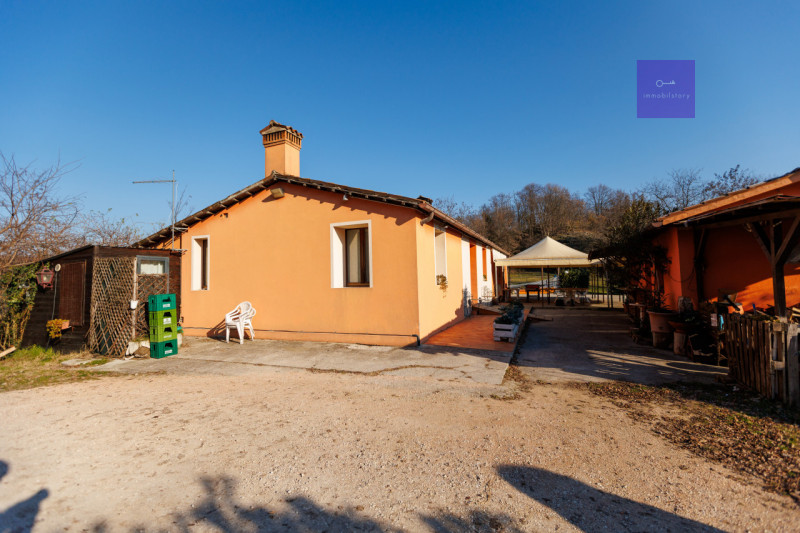 A Montegrotto Terme, sui Colli, c’è un tipo di casa che non si sceglie solo per i metri: si scegl...