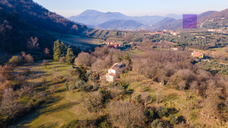 A Montegrotto Terme, sui Colli, c’è un tipo di casa che non si sceglie solo per i metri: si scegl...