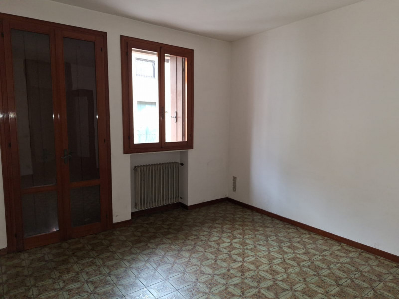 MALO centro: spazioso APPARTAMENTO BICAMERE al piano primo cucina soggiorno, bagno, due camere, c...