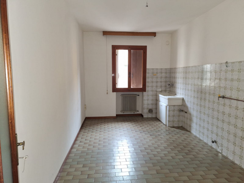 MALO centro: spazioso APPARTAMENTO BICAMERE al piano primo cucina soggiorno, bagno, due camere, c...