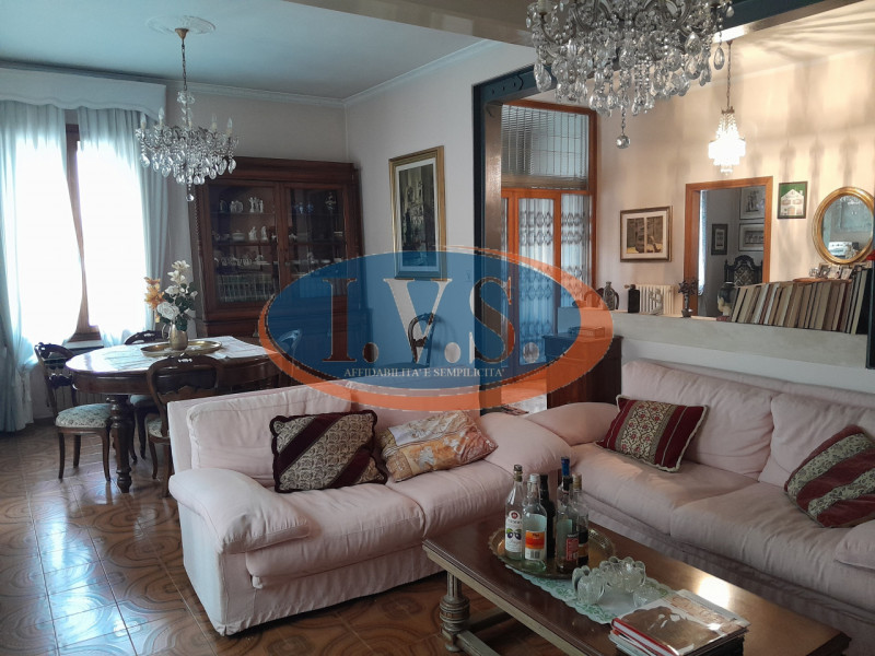 MONTEGALDA (VI): In posizione centralissima proponiamo PALAZZETTO SINGOLO caratterizzato dagli am...