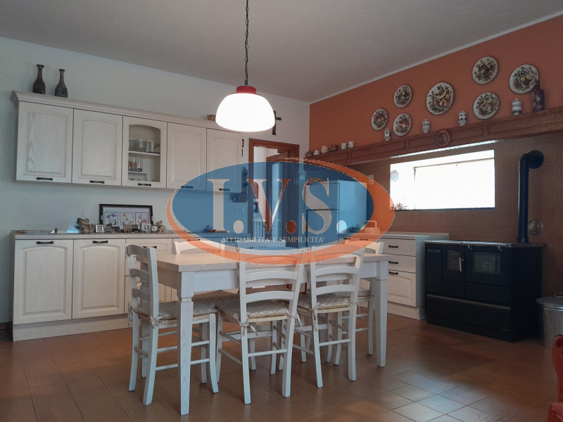 MONTEGALDA (VI): In posizione centralissima proponiamo PALAZZETTO SINGOLO caratterizzato dagli am...