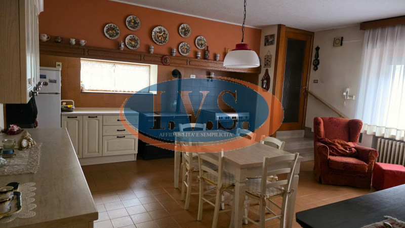 MONTEGALDA (VI): In posizione centralissima proponiamo PALAZZETTO SINGOLO caratterizzato dagli am...