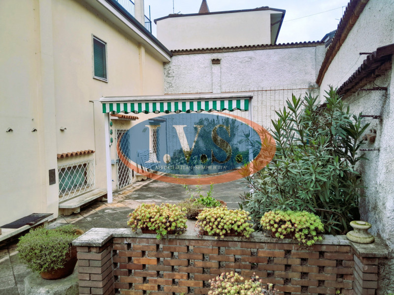 MONTEGALDA (VI): In posizione centralissima proponiamo PALAZZETTO SINGOLO caratterizzato dagli am...