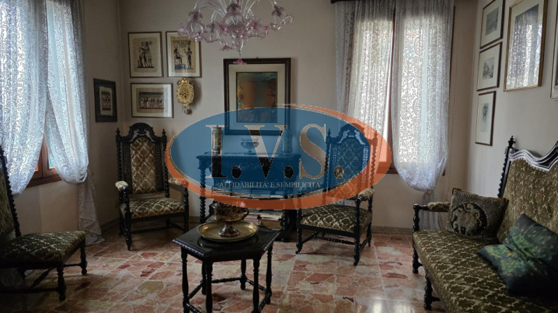 MONTEGALDA (VI): In posizione centralissima proponiamo PALAZZETTO SINGOLO caratterizzato dagli am...