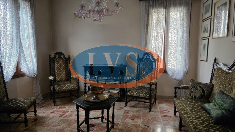 MONTEGALDA (VI): In posizione centralissima proponiamo PALAZZETTO SINGOLO caratterizzato dagli am...