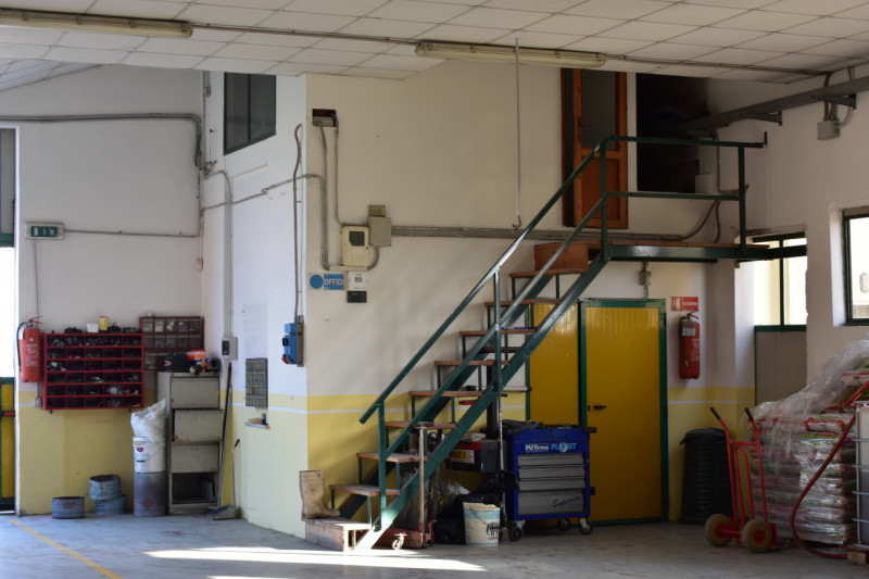 Situato nella tranquilla e suggestiva comune di Bovolenta, questo capannone di circa 200 mq rappr...