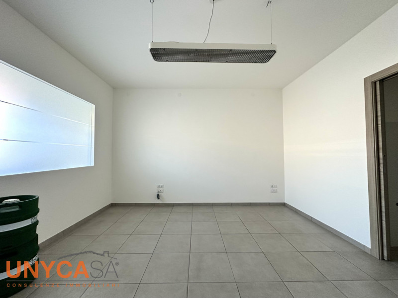 Proponiamo negozio situato nella zona centrale di Treponti, nel comune di Teolo. L’immobile si pr...