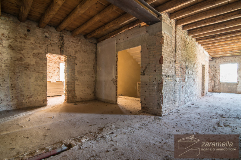 Su prestigioso palazzo d'epoca del 1700 in fase di completa ristrutturazione, nel quale si realiz...