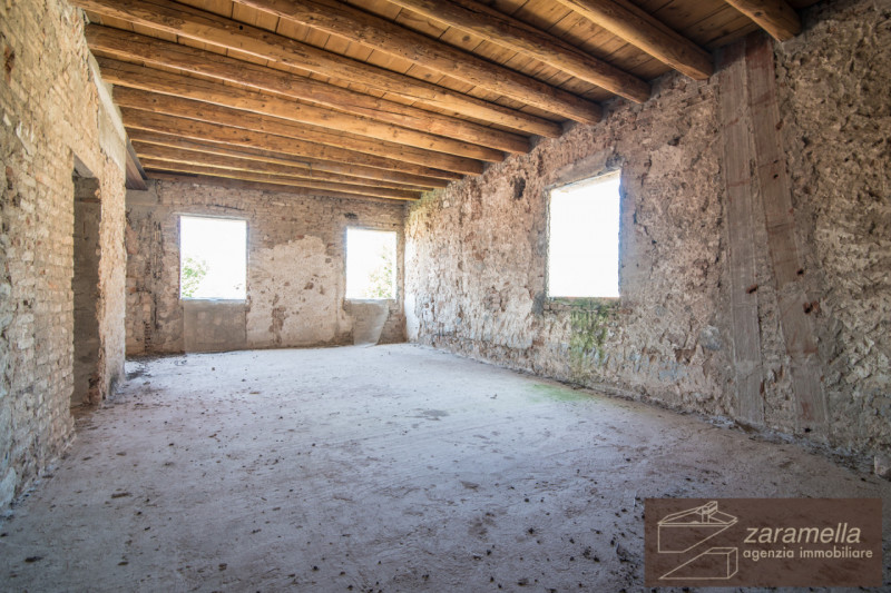 Su prestigioso palazzo d'epoca del 1700 in fase di completa ristrutturazione, nel quale si realiz...