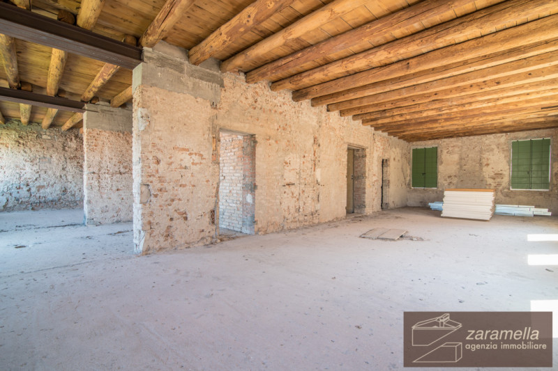 Su prestigioso palazzo d'epoca del 1700 in fase di completa ristrutturazione, nel quale si realiz...