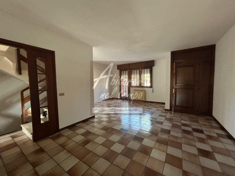 SAN GIORGIO IN BOSCO (PD)

In tranquillo quartiere residenziale, proponiamo in vendita una casa a...