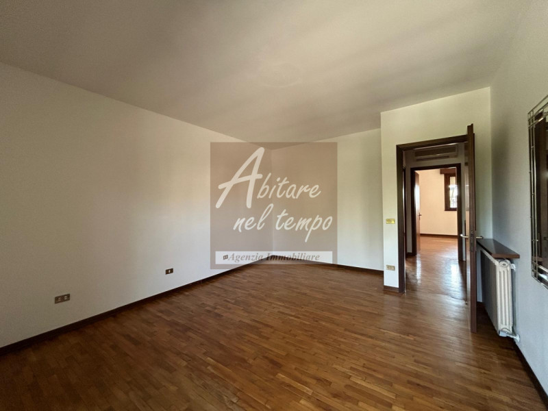 SAN GIORGIO IN BOSCO (PD)

In tranquillo quartiere residenziale, proponiamo in vendita una casa a...