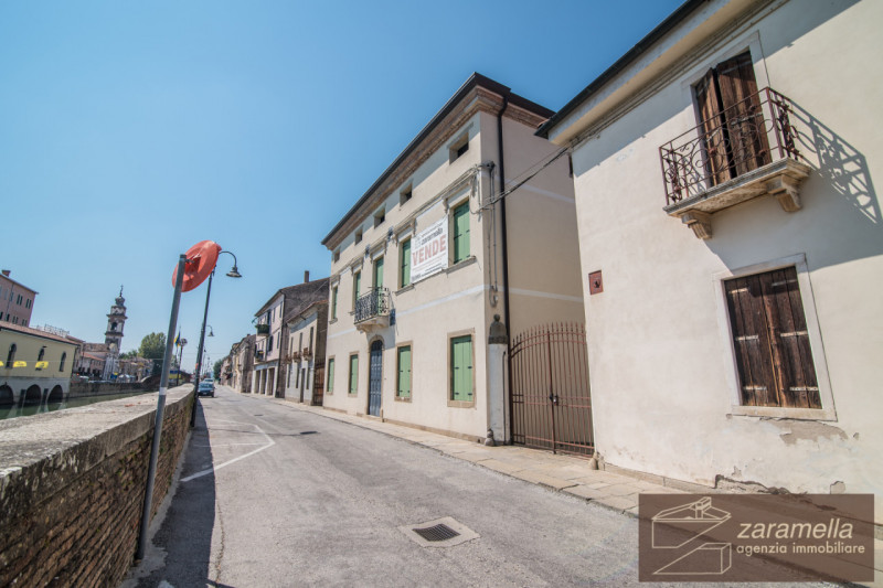 Su prestigioso palazzo d'epoca del 1700 in fase di completa ristrutturazione, nel quale si realiz...