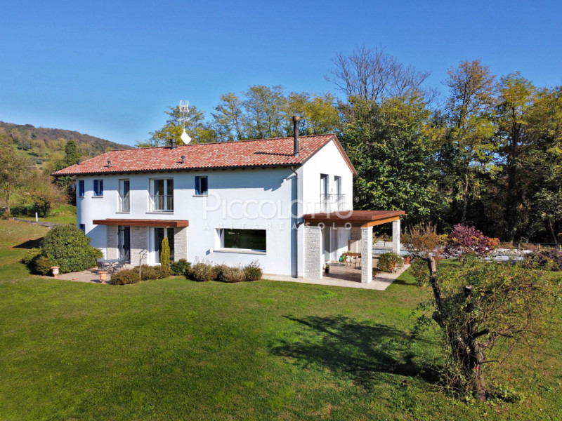 Rif. V5441 - Villa singola in tranquilla e privilegiata posizione panoramica immersa nel verde, a...