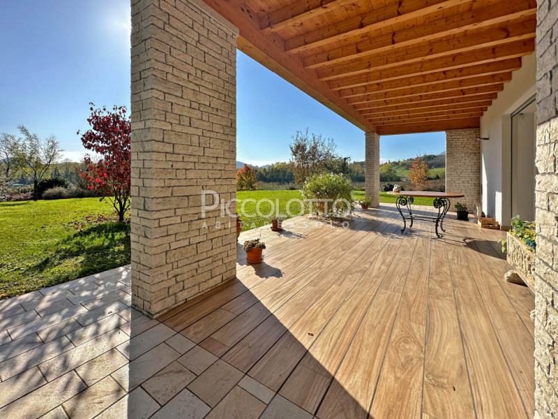 Rif. V5441 - Villa singola in tranquilla e privilegiata posizione panoramica immersa nel verde, a...