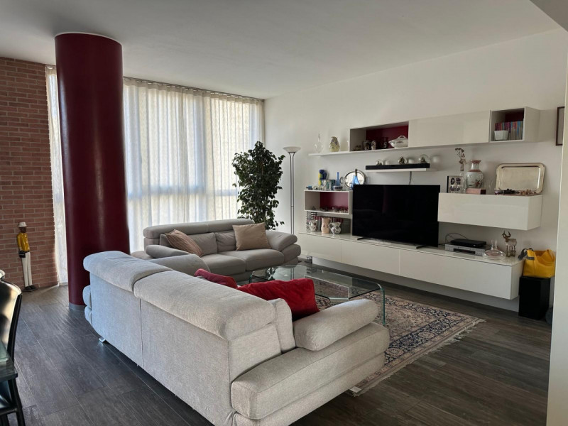 Proponiamo in vendita bellissimo appartamento, ristrutturato recentemente in centro posto al quar...