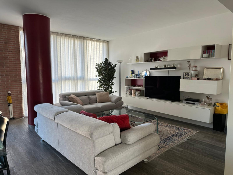 Proponiamo in vendita bellissimo appartamento, ristrutturato recentemente in centro posto al quar...