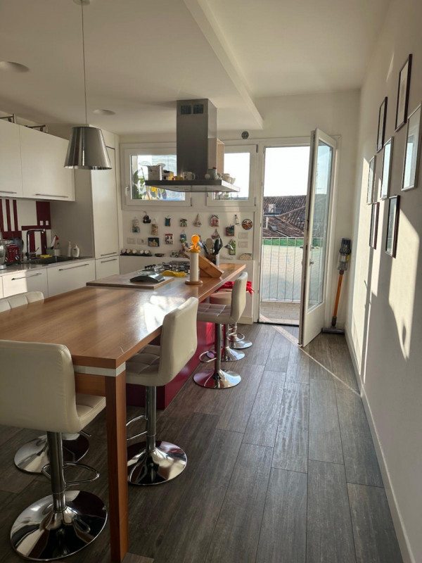 Proponiamo in vendita bellissimo appartamento, ristrutturato recentemente in centro posto al quar...