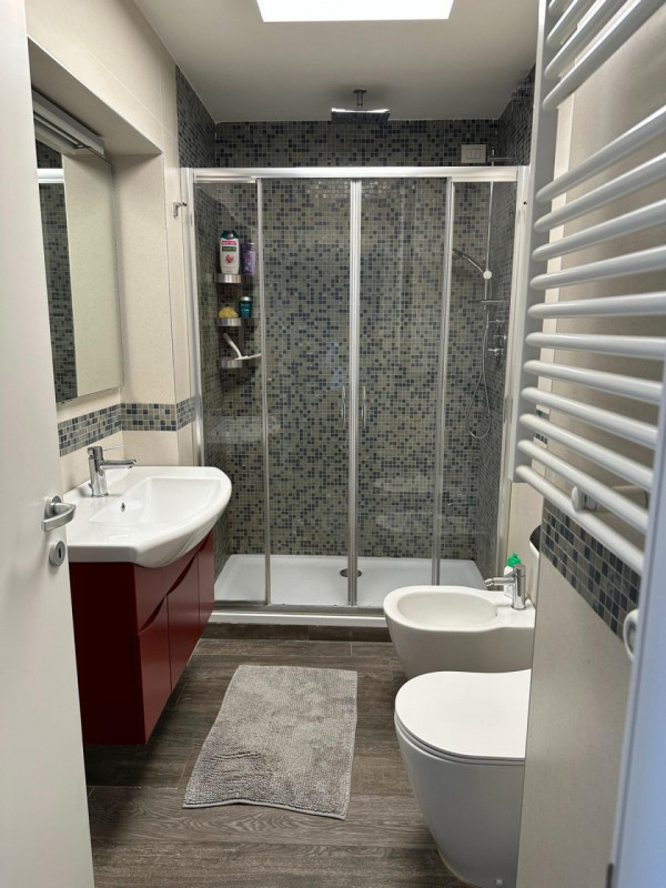 Proponiamo in vendita bellissimo appartamento, ristrutturato recentemente in centro posto al quar...