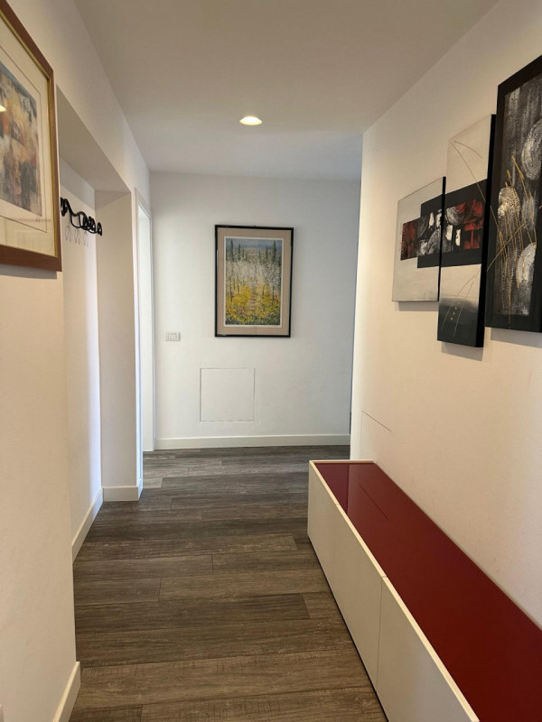 Proponiamo in vendita bellissimo appartamento, ristrutturato recentemente in centro posto al quar...