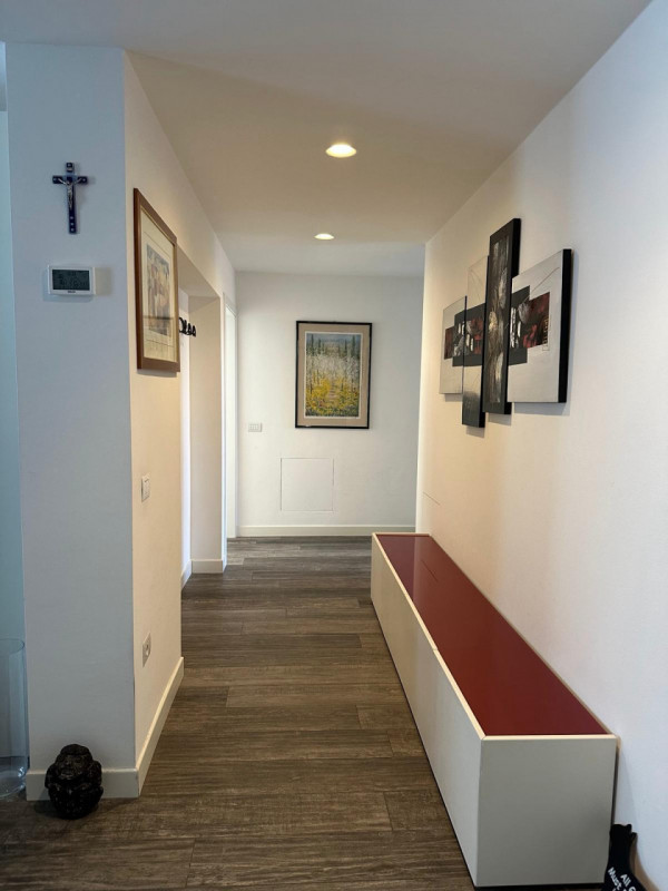 Proponiamo in vendita bellissimo appartamento, ristrutturato recentemente in centro posto al quar...