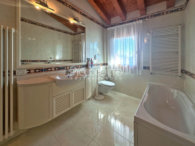 Rif. V5369 - Casella d'Asolo, in vendita appartamento bicamere in zona residenziale comoda ai ser...