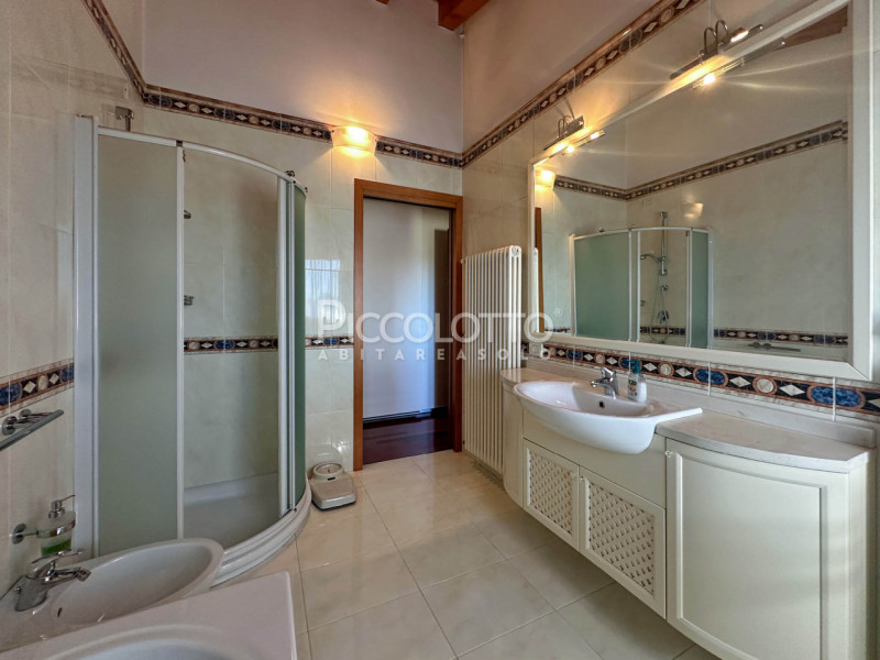 Rif. V5369 - Casella d'Asolo, in vendita appartamento bicamere in zona residenziale comoda ai ser...