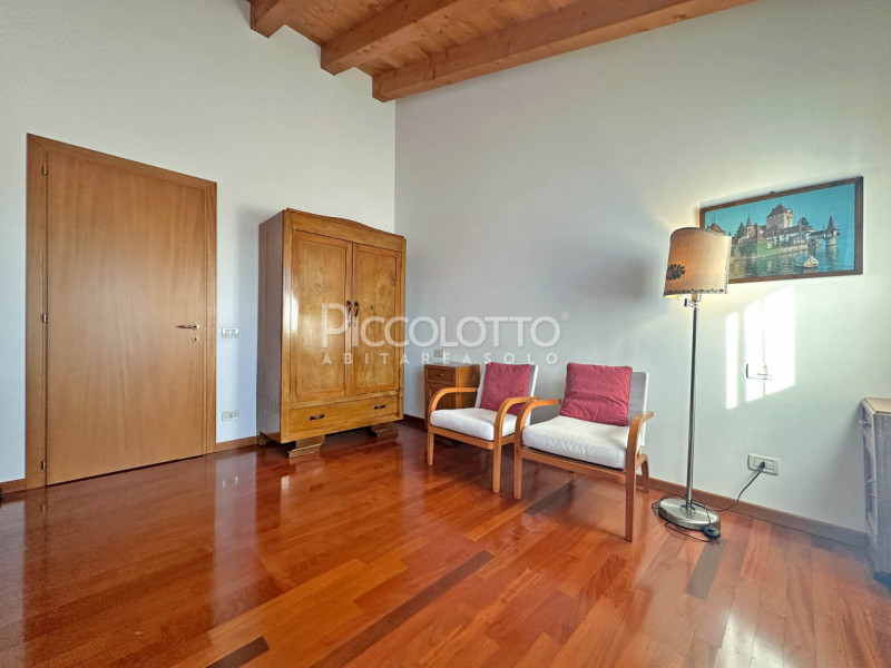 Rif. V5369 - Casella d'Asolo, in vendita appartamento bicamere in zona residenziale comoda ai ser...