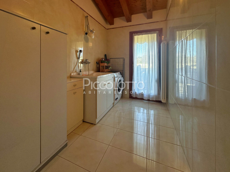 Rif. V5369 - Casella d'Asolo, in vendita appartamento bicamere in zona residenziale comoda ai ser...